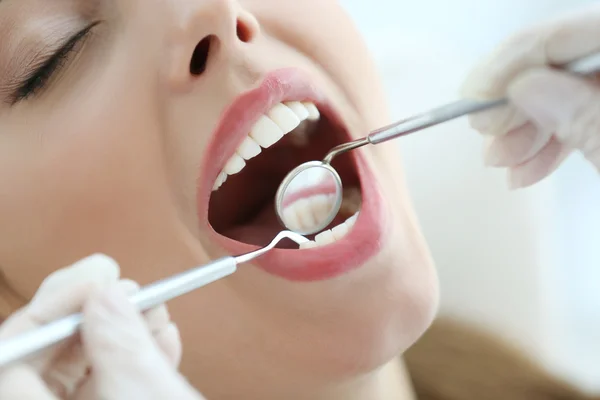 Dentiste examinant les dents du patient — Photo