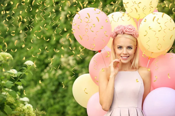 Kvinna som håller luft ballonger — Stockfoto