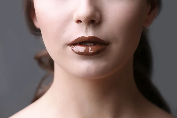 Chica con labios de chocolate — Foto de Stock