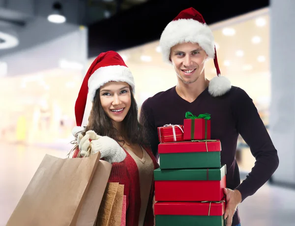 Couple with Christmas purchases — Stock Photo, Image