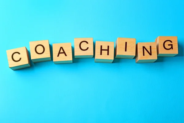 Conceptul de coaching. Cuburi de lemn pe fundal albastru — Fotografie, imagine de stoc