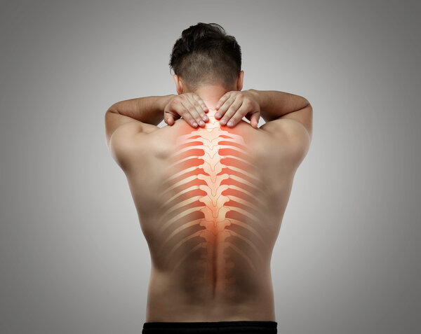 Человек с болью в шее на сером фоне
