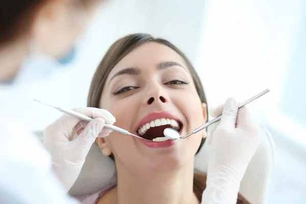 Dentiste examinant les dents du patient — Photo