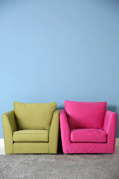 Mavi duvar arka plan üzerinde iki koltuk — Stok fotoğraf