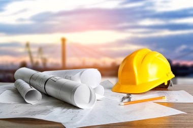 Araçlar ve kask gökyüzü arka plan üzerinde inşaat planları