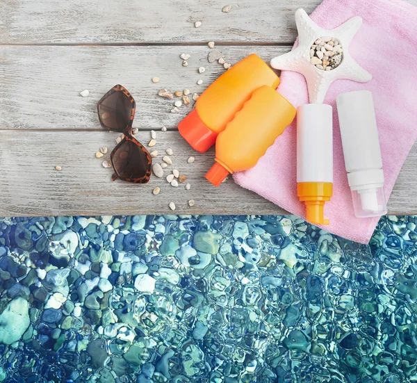 Summer beach set on swimming pool water background — Stock Photo, Image