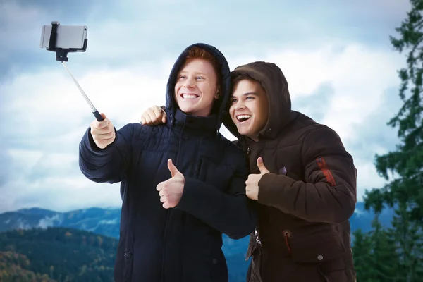 Jovens Homens Felizes Tomando Selfie Fundo Natureza Turva — Fotografia de Stock
