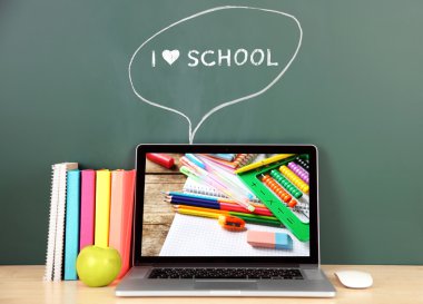 Laptop ekran duvar kağıdı ileti örneği ile. Konuşma kabarcık metin ile ben aşk okul kara tahta arka plan üzerinde. Okul öğretmen kavramı.