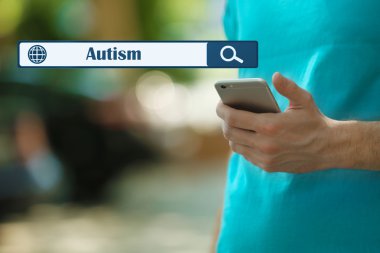 Akıllı cep telefonu açık havada tutan adam. Çocuk otizm kavramı