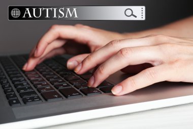 Tipik dizüstü klavye üzerinde eller. Çocuk otizm kavramı