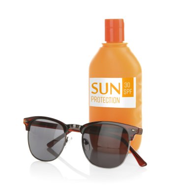 Güneş koruma aksesuarları, üzerinde beyaz izole