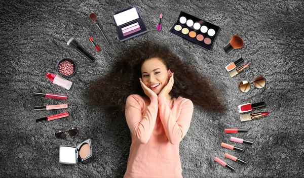 Mujer con maquillaje cosmético — Foto de Stock