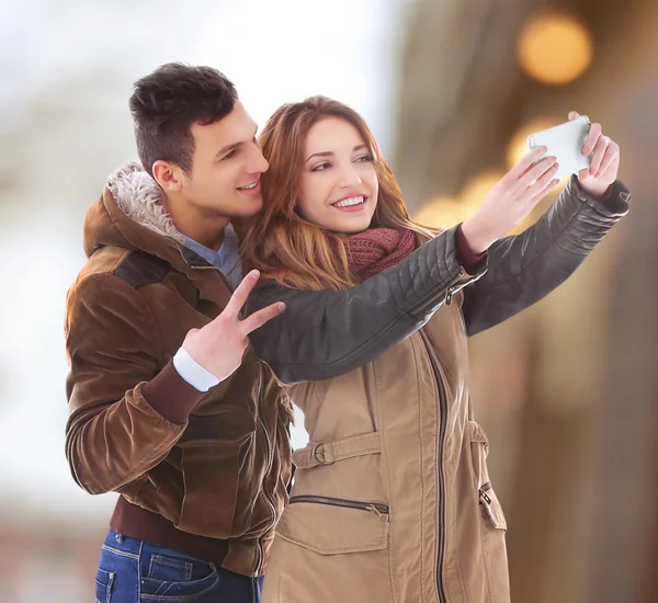 Unga Lyckliga Paret Tar Selfie Suddig Bakgrund — Stockfoto