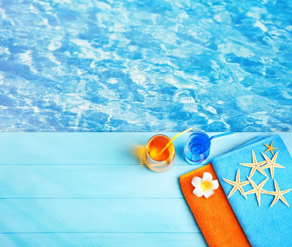 Summer beach set on swimming pool water background — Stock Photo, Image