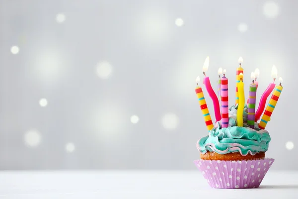 Délicieux cupcake d'anniversaire — Photo