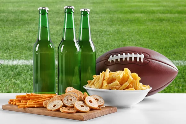 Palla, snack e bottiglie di birra — Foto Stock