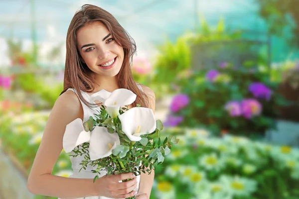 Bella Giovane Donna Che Tiene Bouquet Calli Sfondo Negozio Fiori — Foto Stock