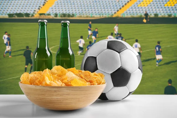 Cerveja com lanches e bola de futebol — Fotografia de Stock