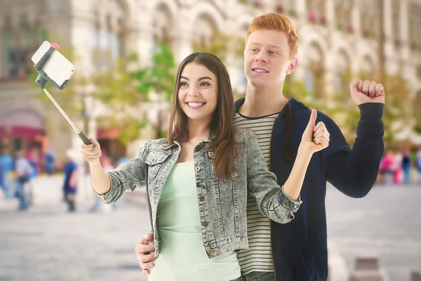 Genç Mutlu Çift Selfie Alarak Şehir Sokak Arka Plan Bulanık — Stok fotoğraf