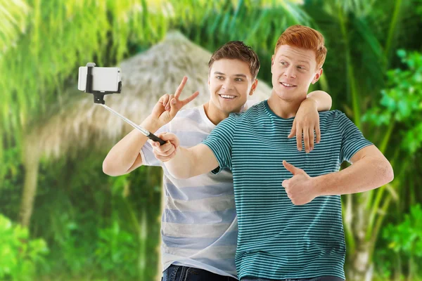 Jovens Homens Felizes Tomando Selfie Fundo Selva Borrada — Fotografia de Stock