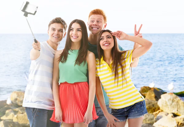 Grupo Jovens Que Tomam Selfie Fundo Oceano Turvo — Fotografia de Stock