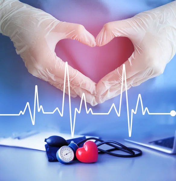 心跳线和医生手在手套制作心的形状。心脏病学和卫生保健的概念. — 图库照片