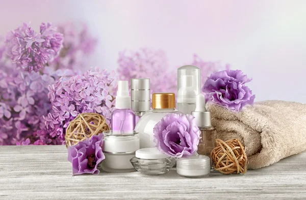 Conjunto de productos para el cuidado corporal sobre fondo de flores — Foto de Stock