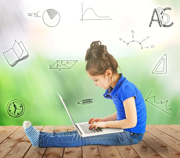 可爱的小女孩与笔记本电脑坐在地板上的多样性学校图标背景 — 图库照片