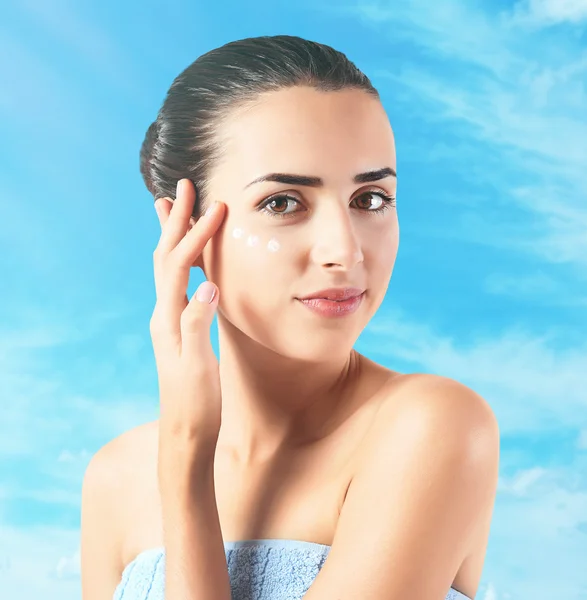 Mulher aplicando creme facial — Fotografia de Stock