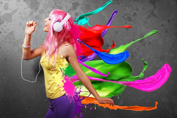 Młoda Kobieta Słuchanie Muzyki Słuchawkach Kolorowy Design Ciemnym Tle — Zdjęcie stockowe