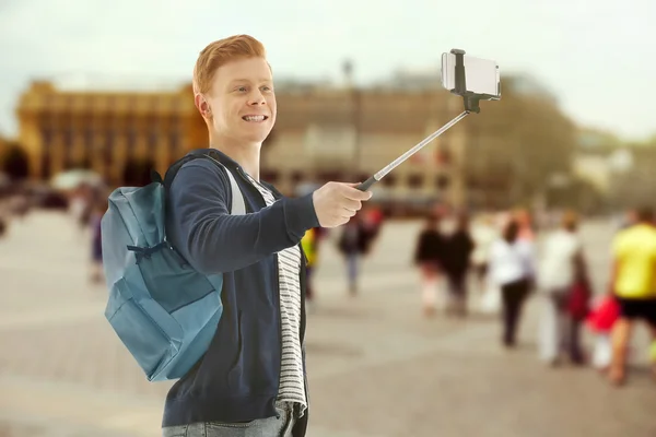 Jovem Tomando Selfie Fundo Praça Turva Cidade — Fotografia de Stock