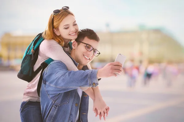 Joven Feliz Pareja Tomando Selfie Borrosa Ciudad Plaza Fondo —  Fotos de Stock