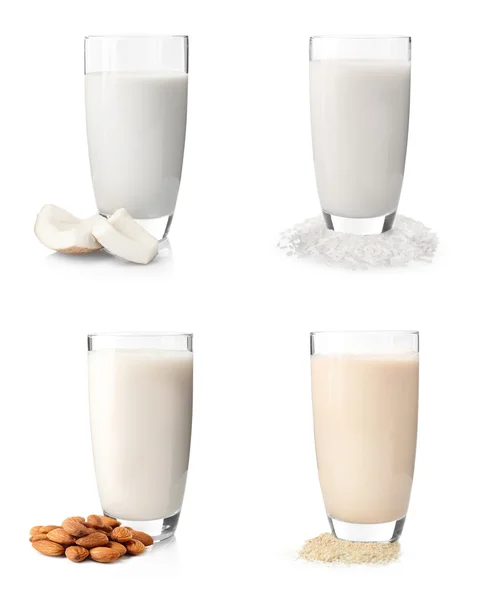 Gläser Milch mit Mandeln, Sesam, Kokosnuss und Reis isoliert auf weiß — Stockfoto