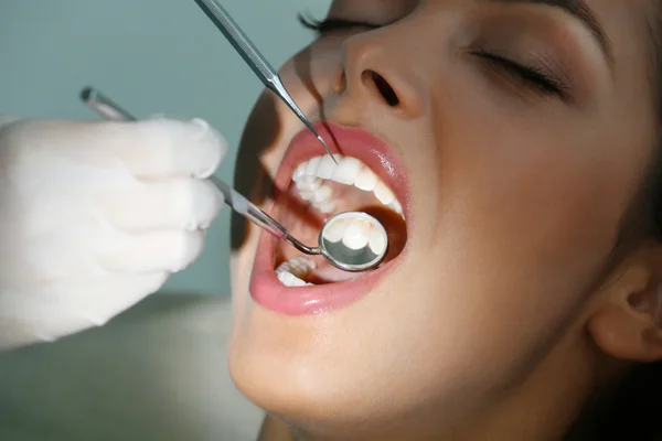 Dentist examining patient's teeth — Stock Photo, Image