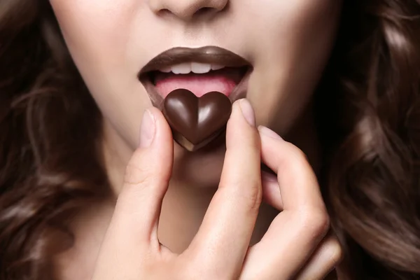 Chica comiendo chocolate —  Fotos de Stock