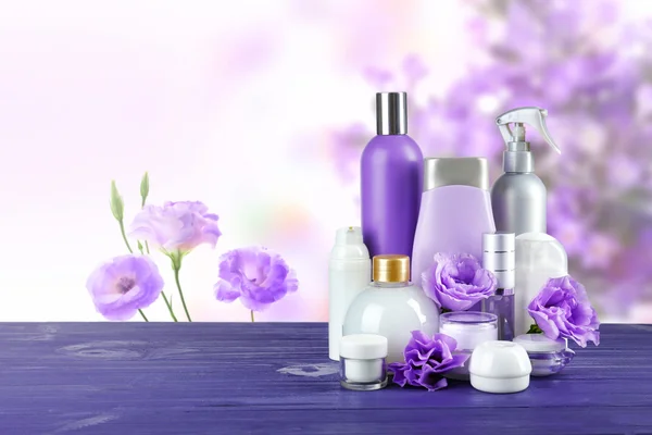 Set von Körperpflegeprodukten auf Eustoma-Blumen Hintergrund — Stockfoto