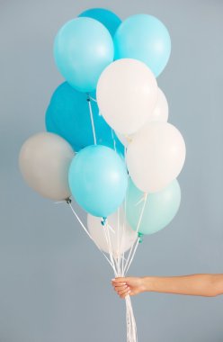 Birçok renkli balon tutan kadın