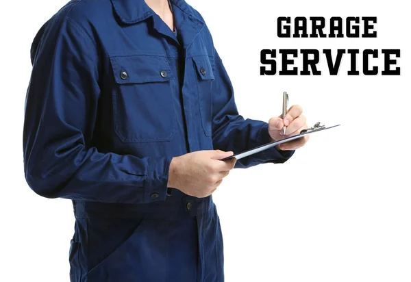 Mecânico em uniforme com uma área de transferência e caneta sobre fundo branco — Fotografia de Stock