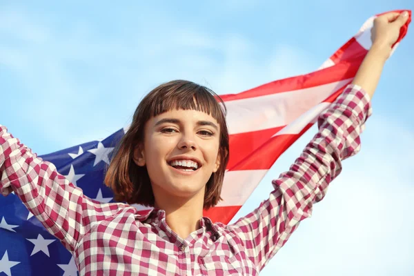 Jong Gelukkig Vrouw Met Amerikaanse Vlag Lucht Achtergrond — Stockfoto