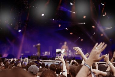 Kalabalık bir açık hava konserinde