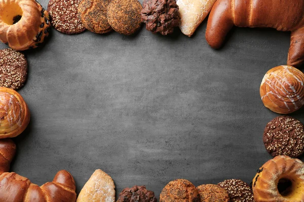 Marco de surtidos de pasteles frescos sobre fondo gris — Foto de Stock