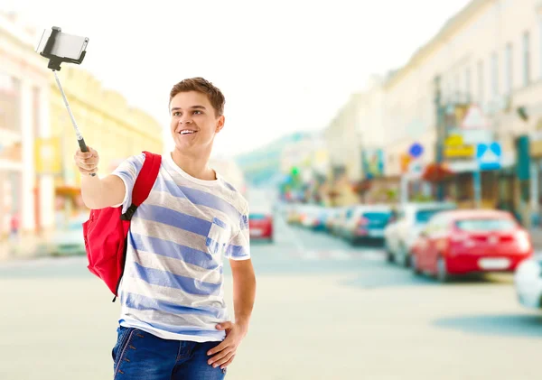 Mladý Muž Pořizování Selfie Ulici Pozadí Rozmazané Města — Stock fotografie