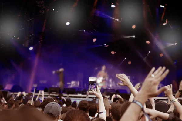 Multidão num concerto ao ar livre — Fotografia de Stock