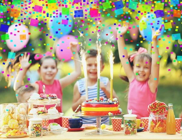 Barn Firar Födelsedag Parken Solig Dag — Stockfoto