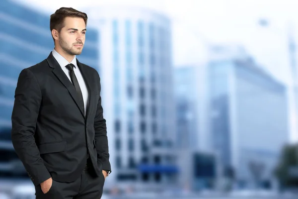 Podnikatel na pozadí rozmazané budovy. Právník a notář koncept. — Stock fotografie