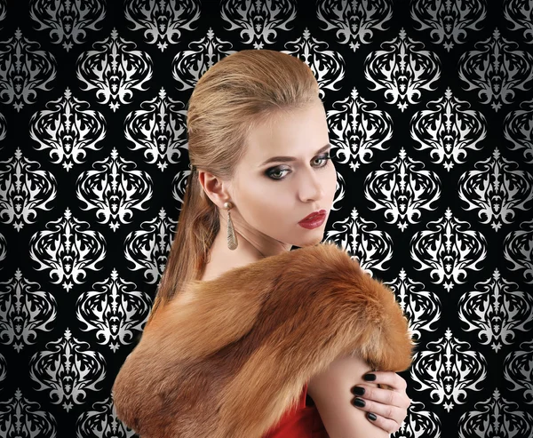 Kürk cape vintage desen arka planda, lüks yaşam tarzı zarif kadın