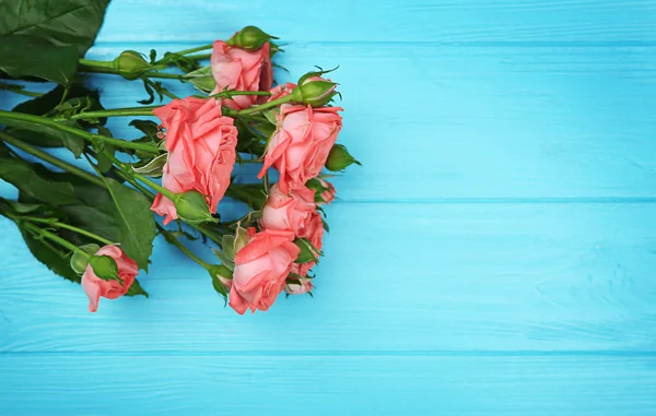 Verse bloemen op turquoise houten achtergrond — Stockfoto
