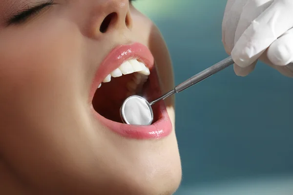 Mujer joven que visita dentista para chequeo dental —  Fotos de Stock