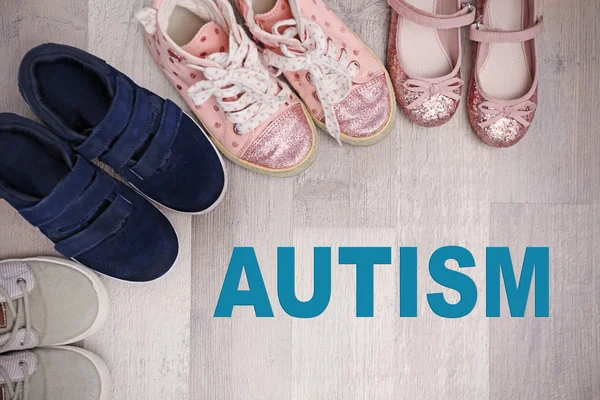 Concepto de autismo infantil. Zapatos coloridos para niños en el suelo — Foto de Stock
