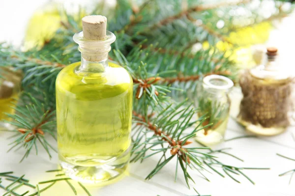 Flasche mit ätherischem Nadelöl — Stockfoto